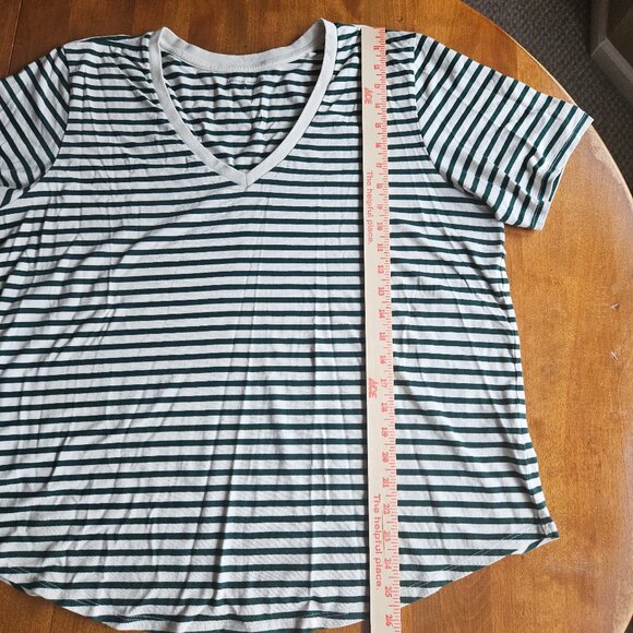 Universal Standard V Rex short sleeve t-shirt, bone/botanic (green) stripe, sz M - Picture 6 of 9